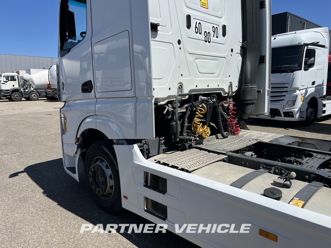 frontLeft : Mercedes Actros 1845 Влекач