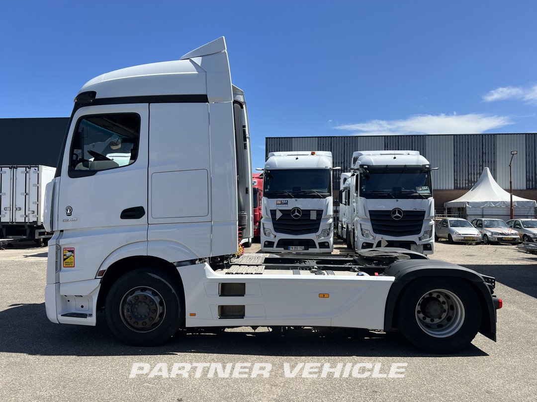 frontLeft : Mercedes Actros 1845 Влекач