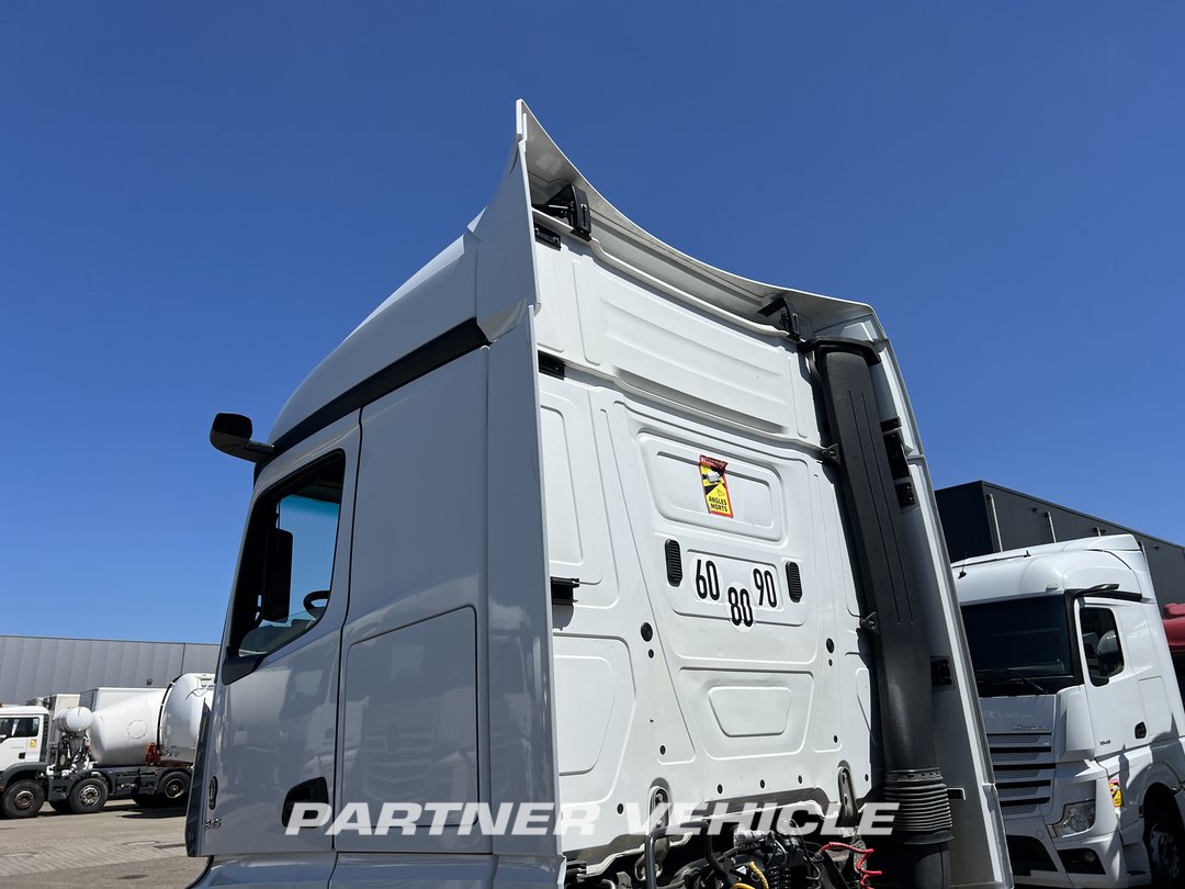 frontLeft : Mercedes Actros 1845 Влекач