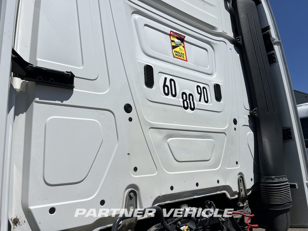frontLeft : Mercedes Actros 1845 Влекач