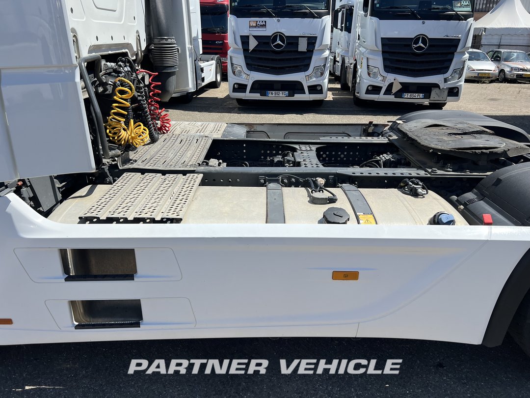 frontLeft : Mercedes Actros 1845 Влекач