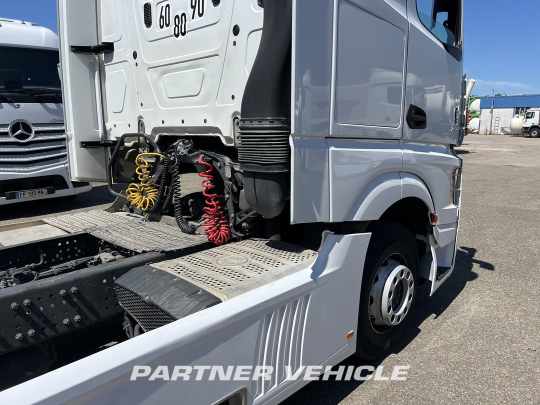 frontLeft : Mercedes Actros 1845 Влекач