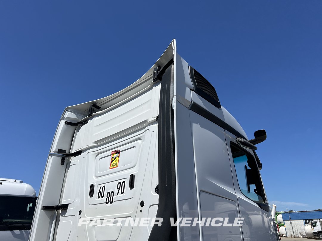 frontLeft : Mercedes Actros 1845 Влекач