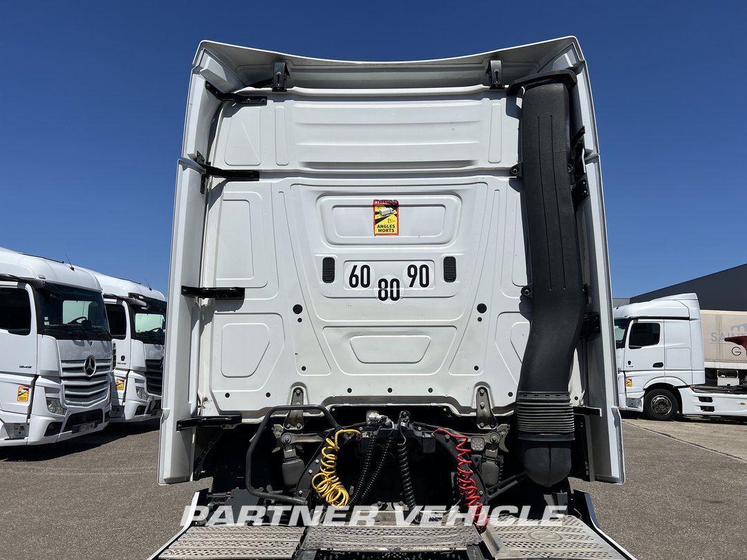 frontLeft : Mercedes Actros 1845 Влекач