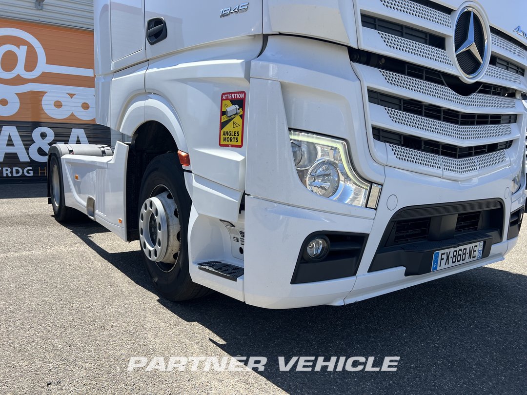 frontLeft : Mercedes Actros 1845 Влекач