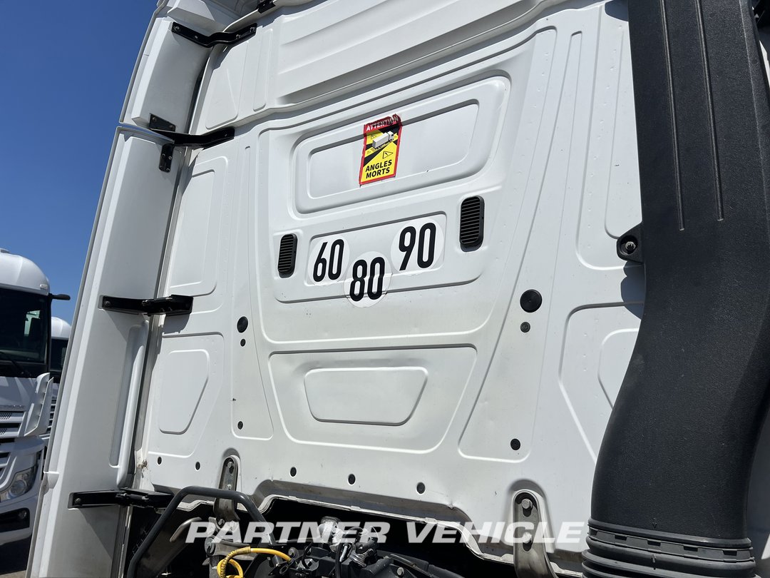 frontLeft : Mercedes Actros 1845 Влекач