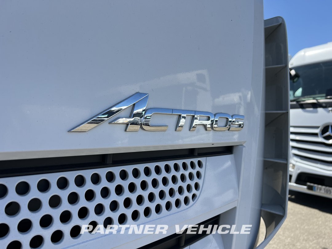 frontLeft : Mercedes Actros 1845 Влекач