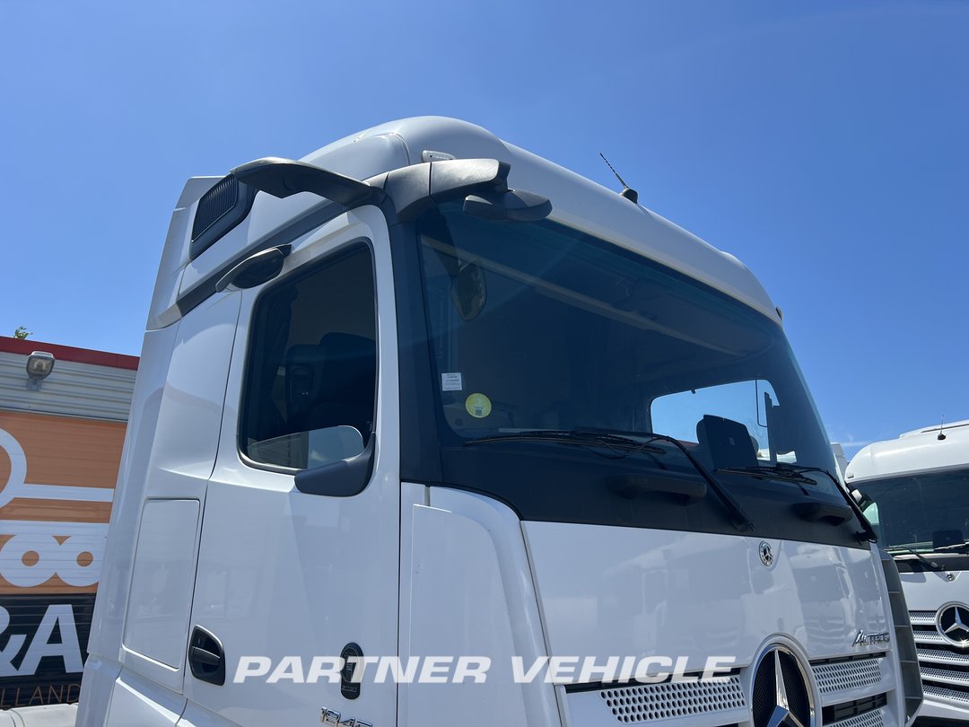 frontLeft : Mercedes Actros 1845 Влекач