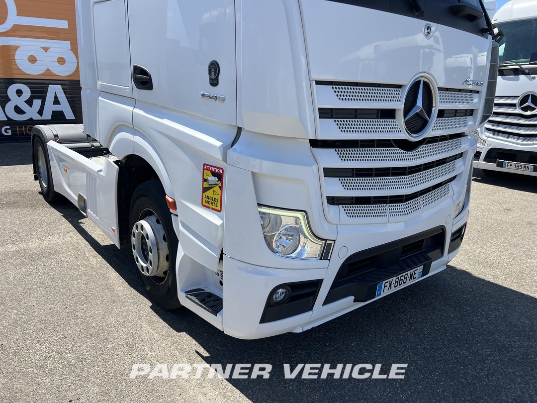 frontLeft : Mercedes Actros 1845 Влекач