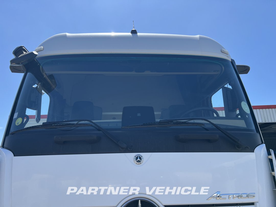 frontLeft : Mercedes Actros 1845 Влекач