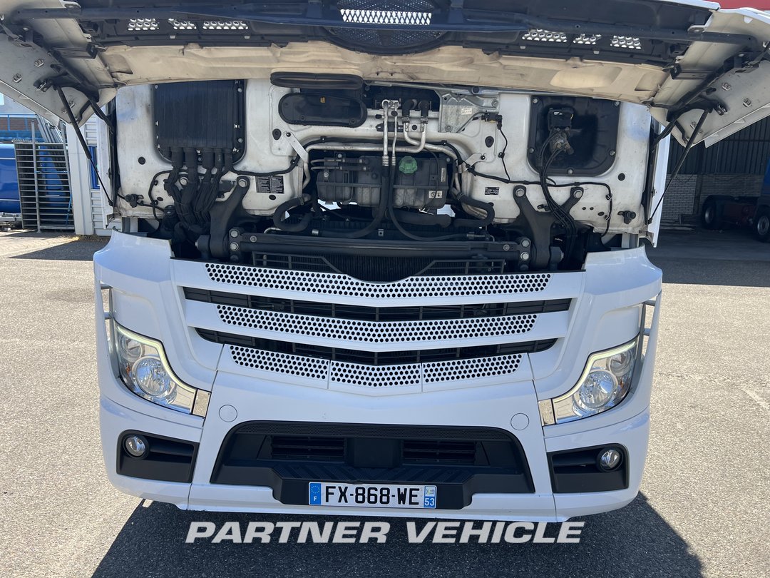 frontLeft : Mercedes Actros 1845 Влекач