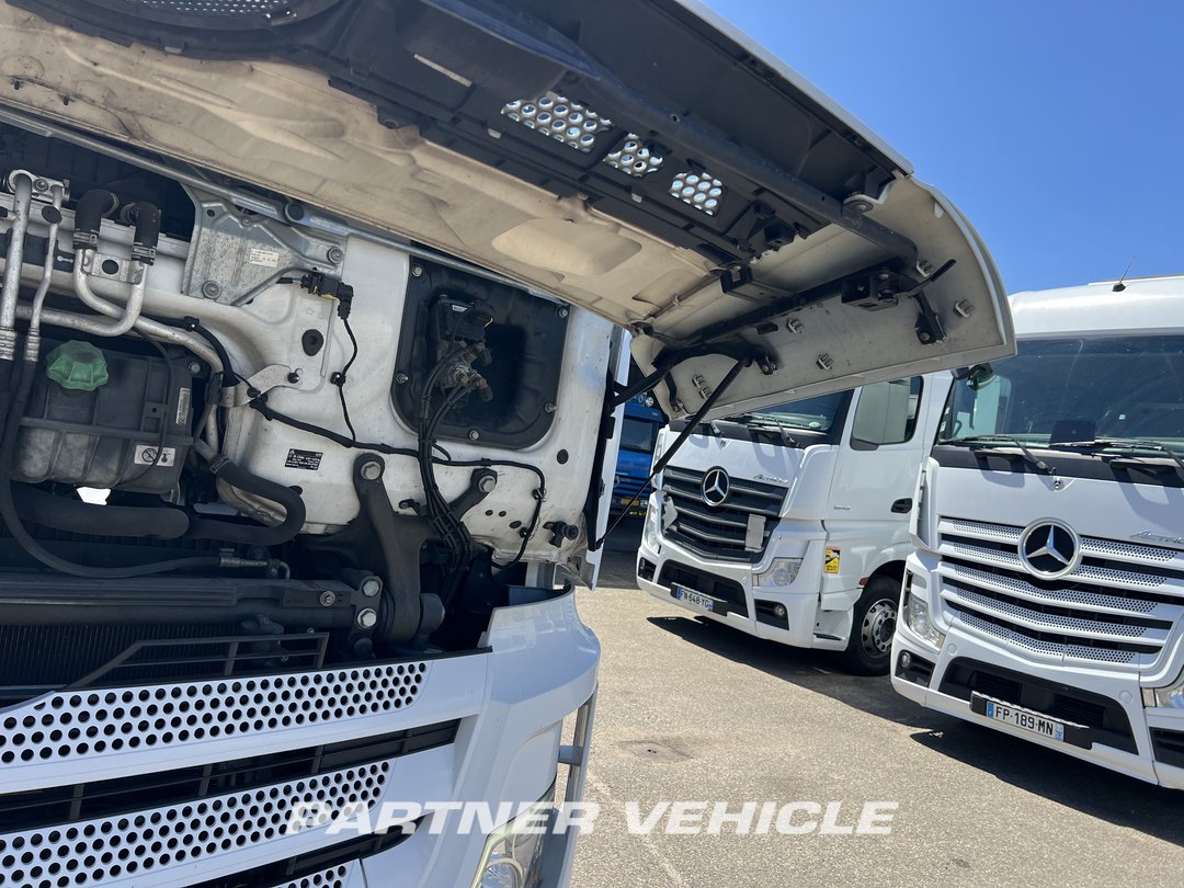 frontLeft : Mercedes Actros 1845 Влекач