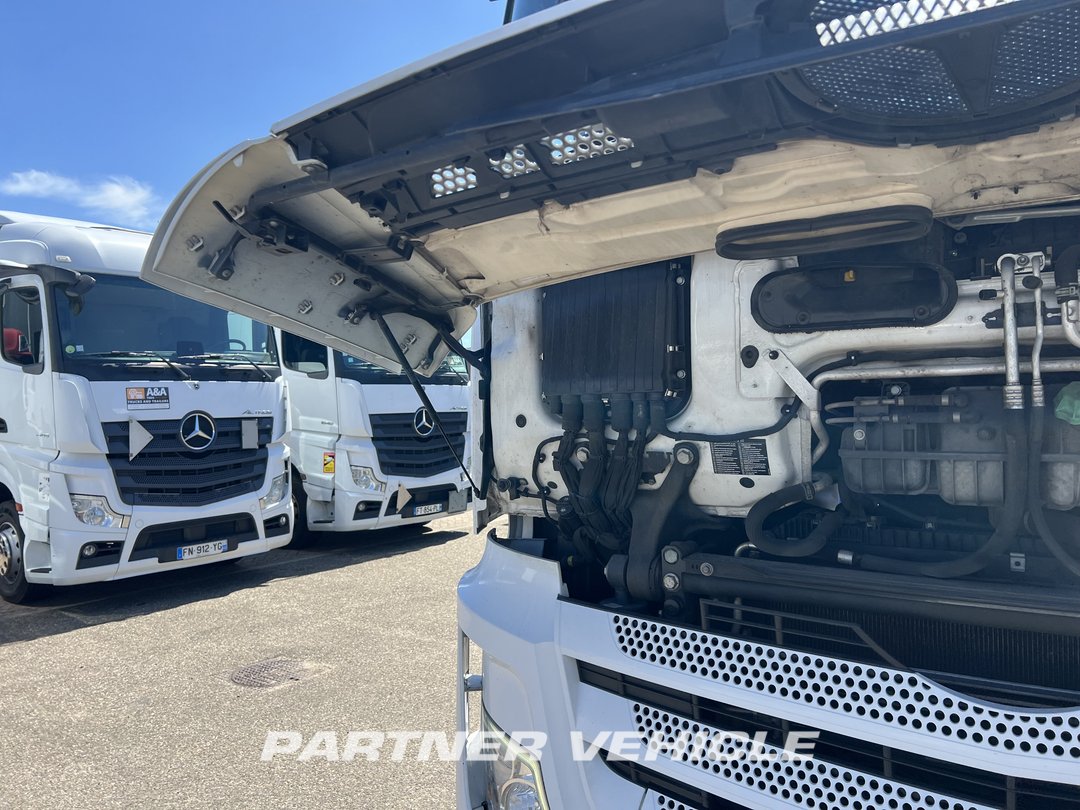 frontLeft : Mercedes Actros 1845 Влекач