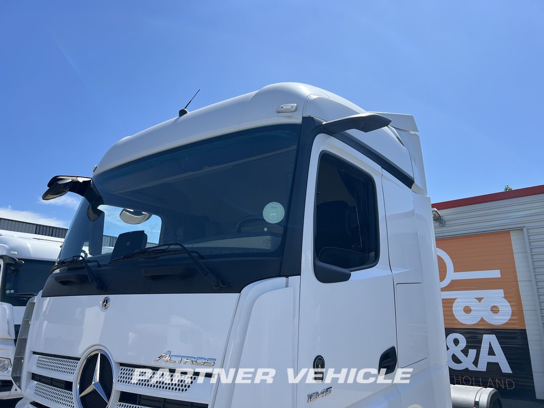 frontLeft : Mercedes Actros 1845 Влекач