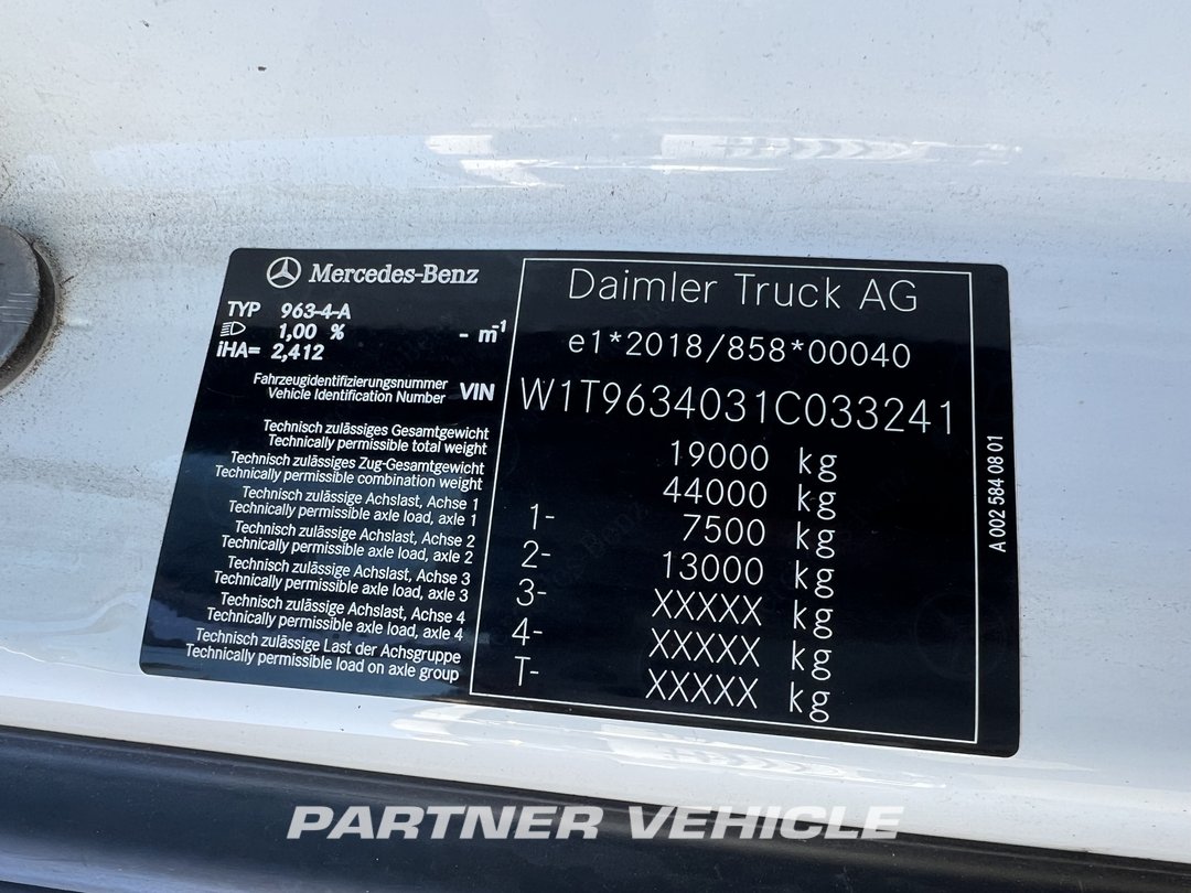 frontLeft : Mercedes Actros 1848 Влекач
