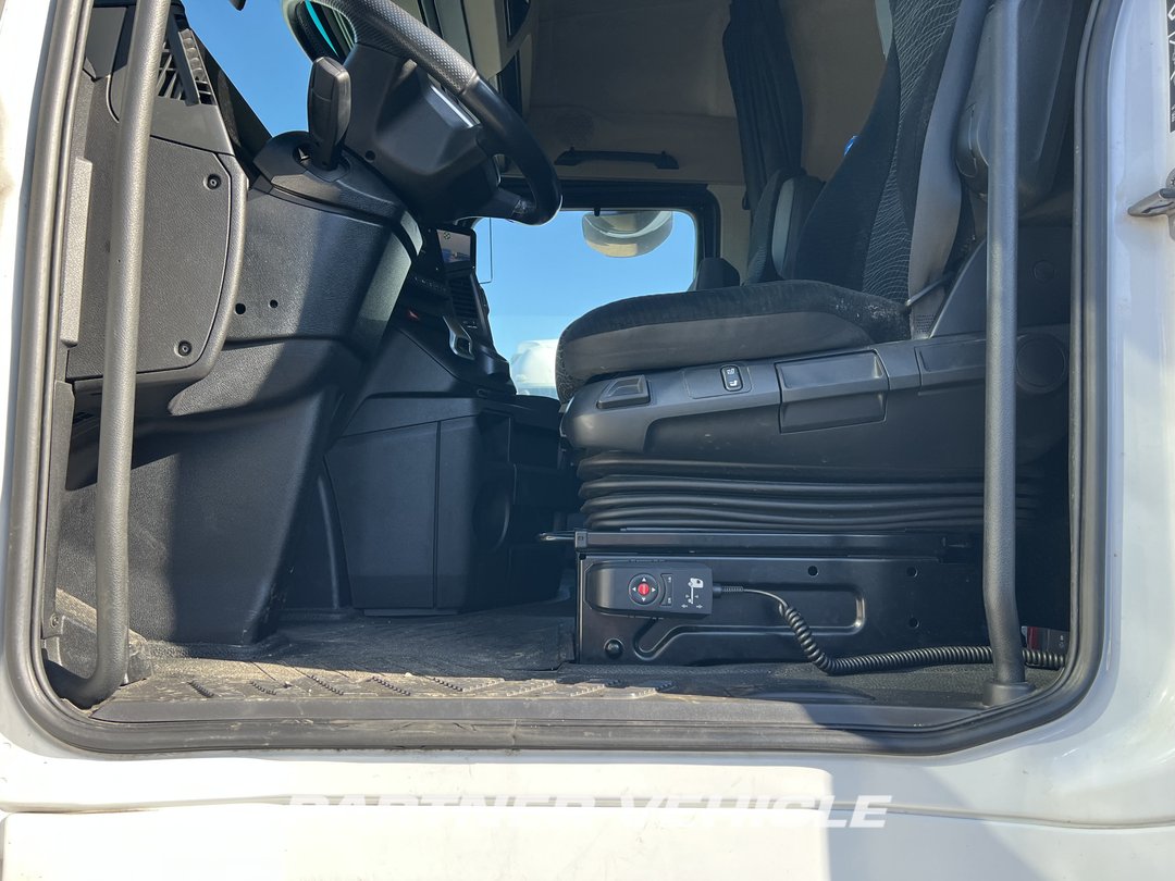 frontLeft : Mercedes Actros 1848 Влекач