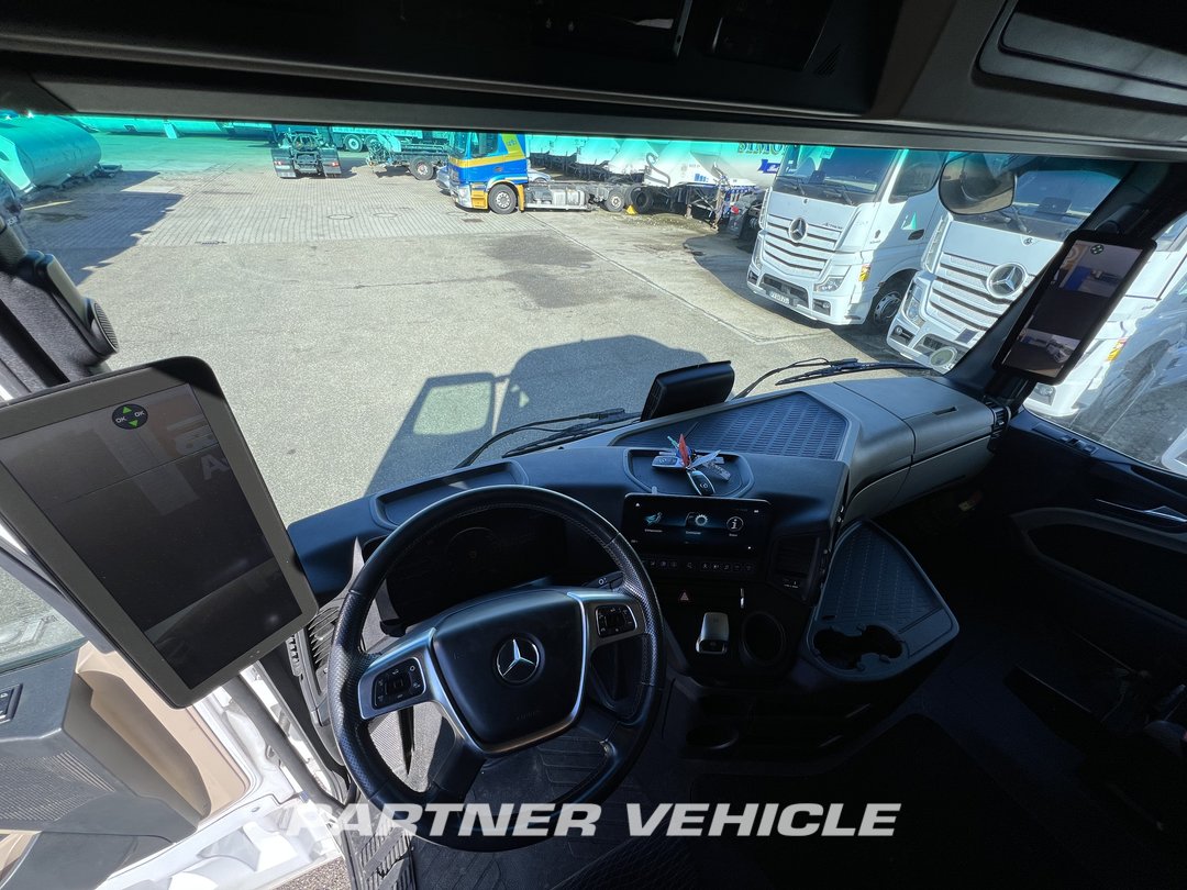 frontLeft : Mercedes Actros 1848 Влекач