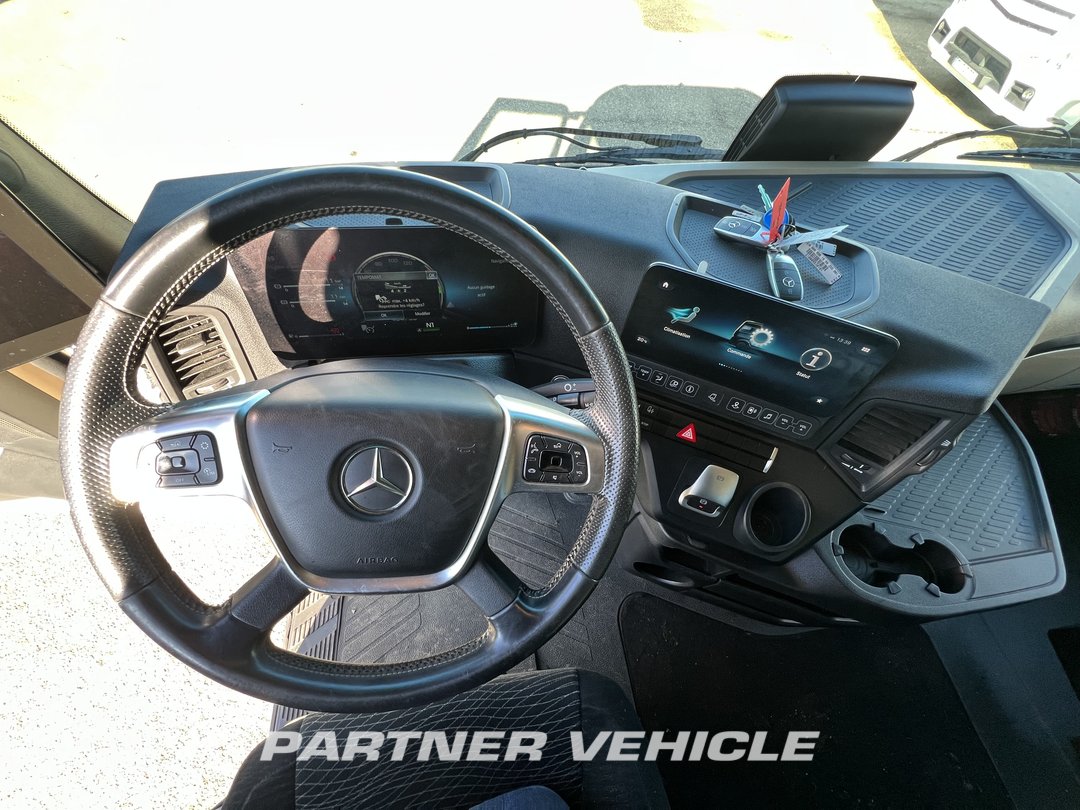 frontLeft : Mercedes Actros 1848 Влекач