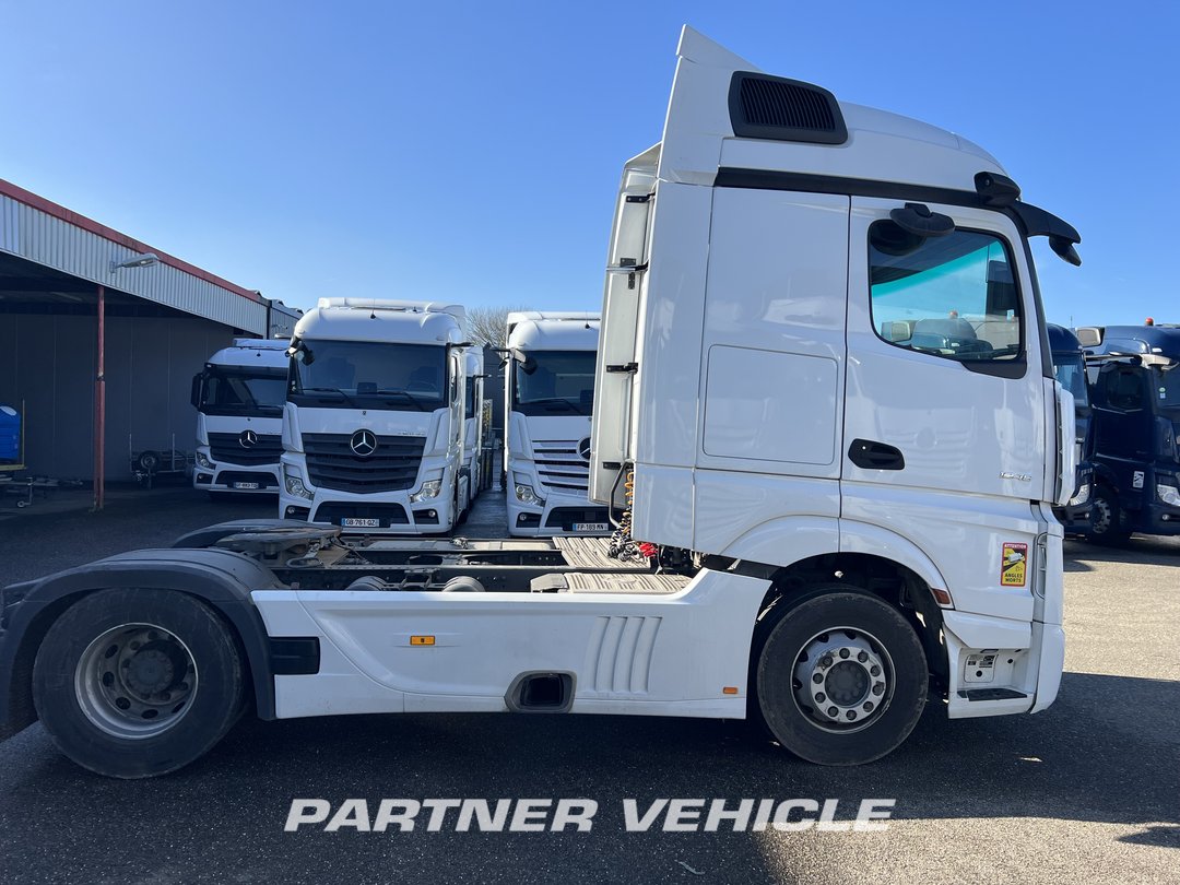 frontLeft : Mercedes Actros 1848 Влекач