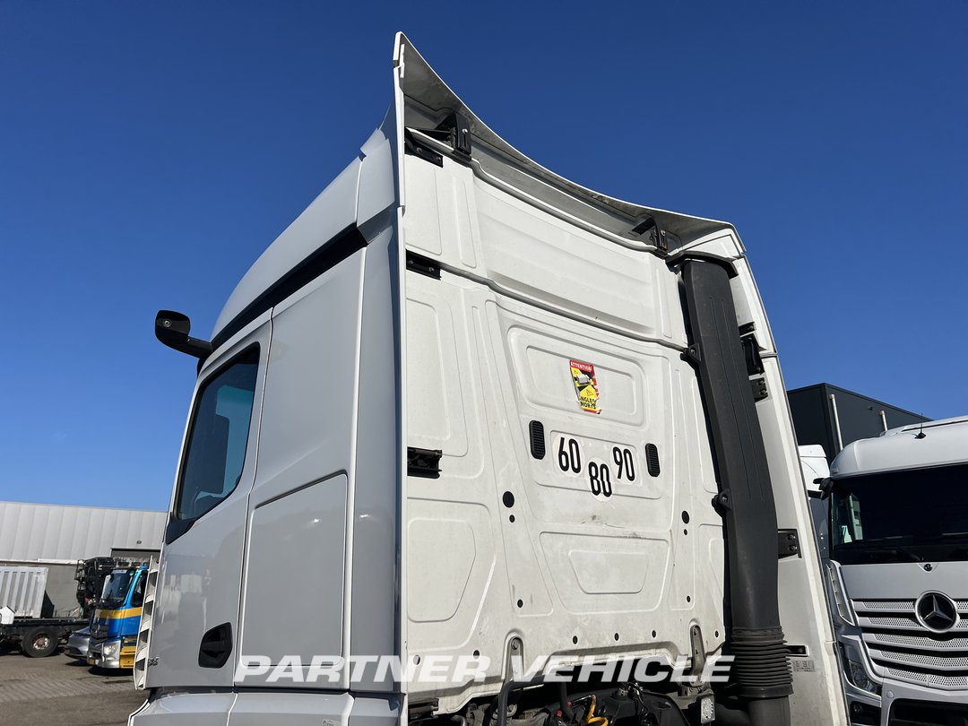frontLeft : Mercedes Actros 1848 Влекач