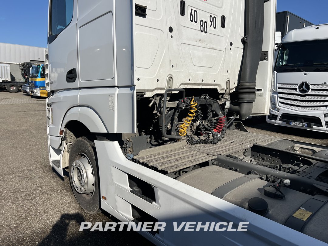 frontLeft : Mercedes Actros 1848 Влекач