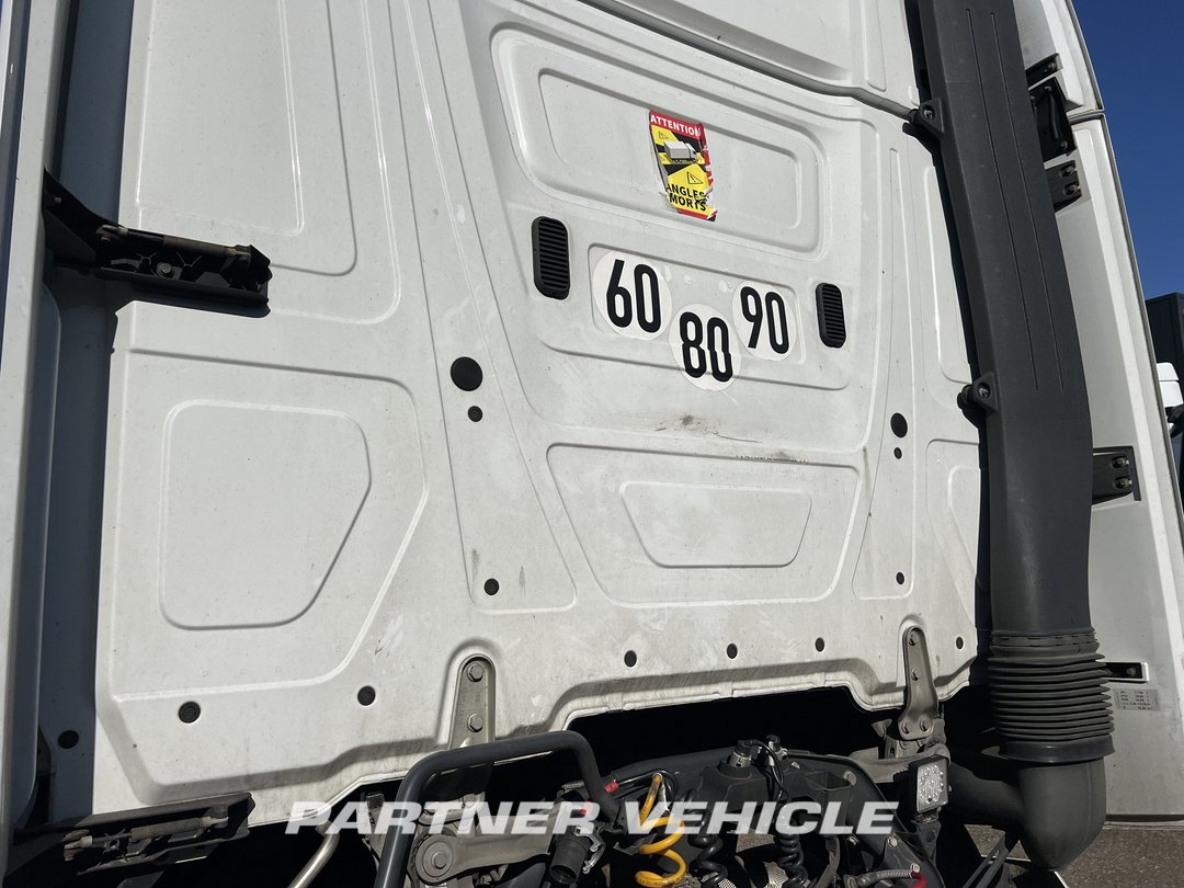 frontLeft : Mercedes Actros 1848 Влекач