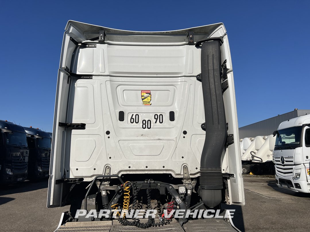 frontLeft : Mercedes Actros 1848 Влекач