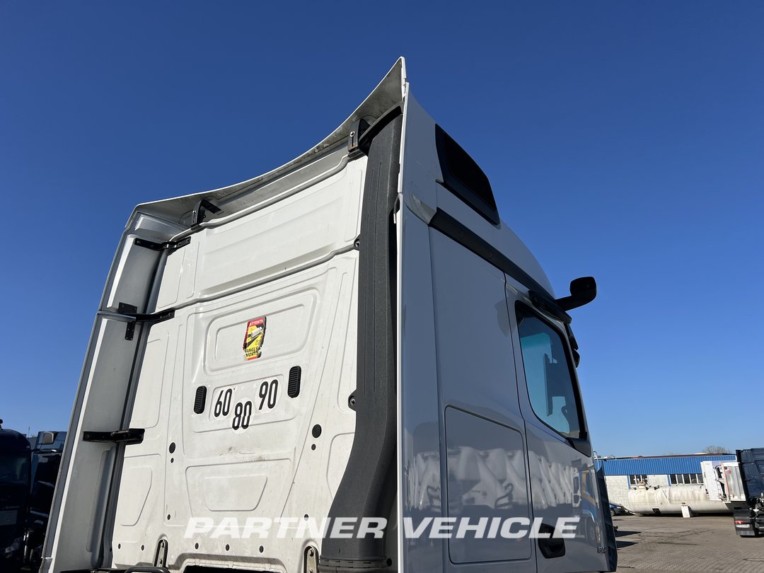 frontLeft : Mercedes Actros 1848 Влекач
