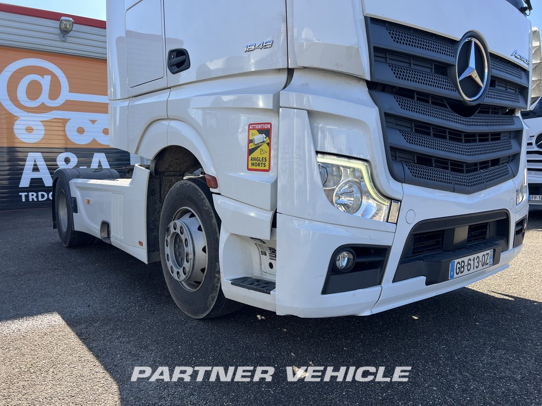 frontLeft : Mercedes Actros 1848 Влекач