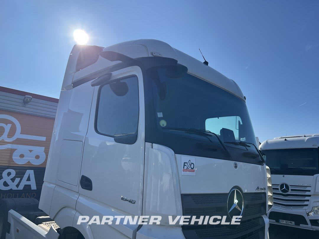 frontLeft : Mercedes Actros 1848 Влекач