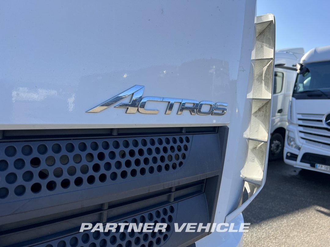 frontLeft : Mercedes Actros 1848 Влекач