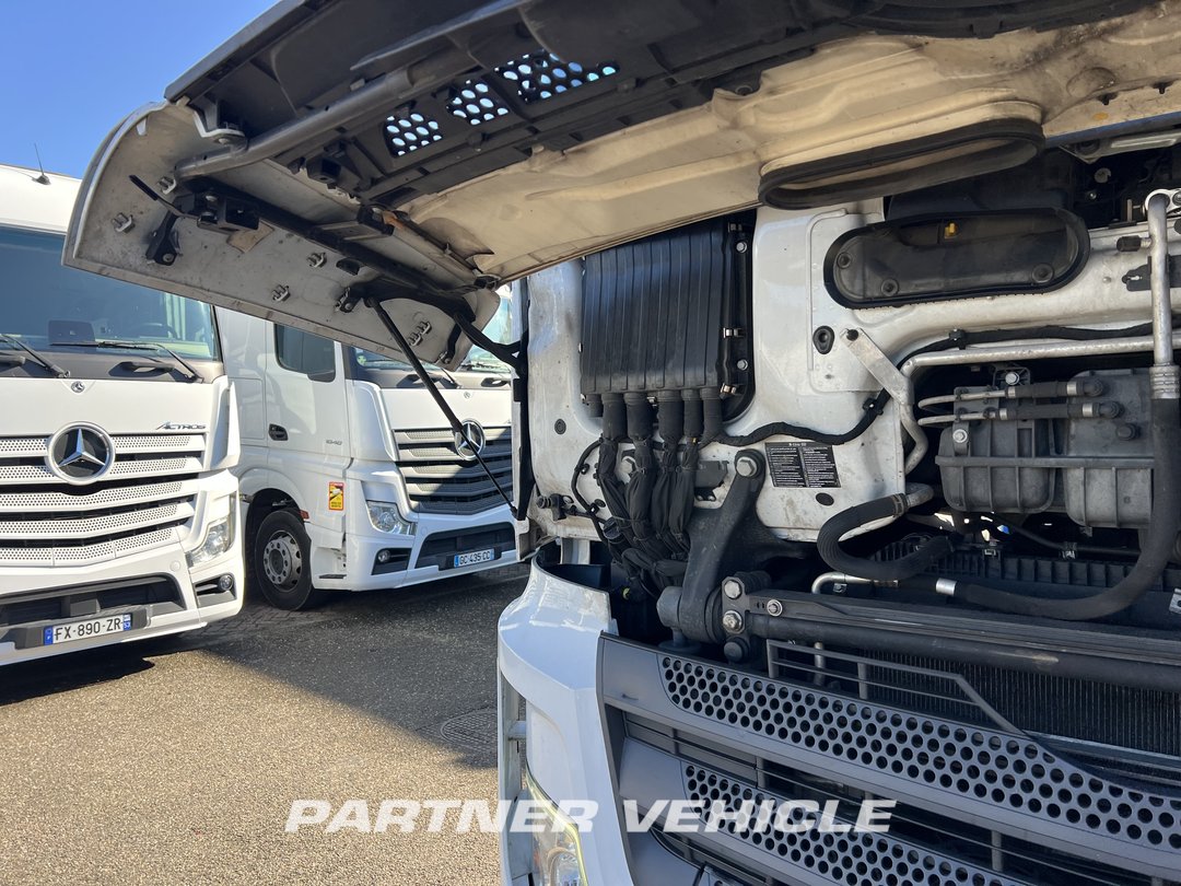 frontLeft : Mercedes Actros 1848 Влекач