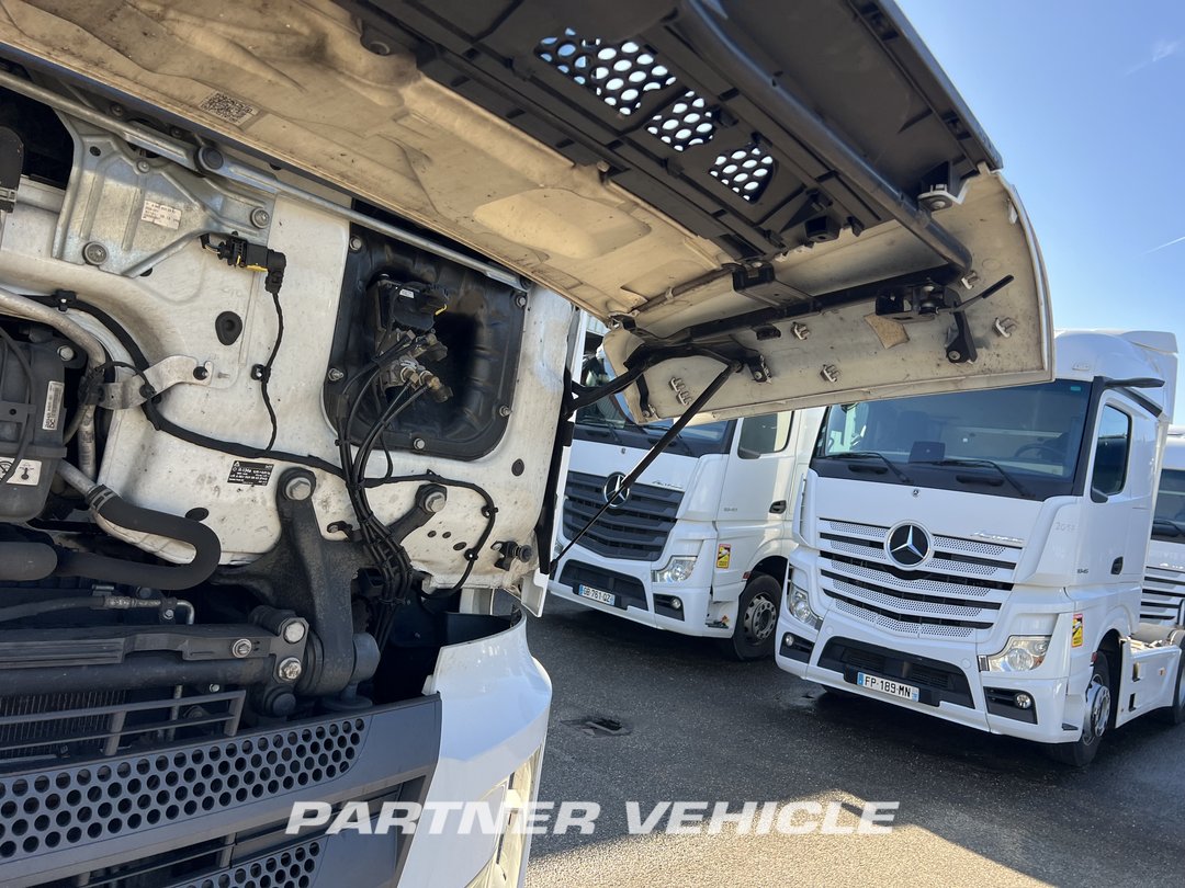 frontLeft : Mercedes Actros 1848 Влекач