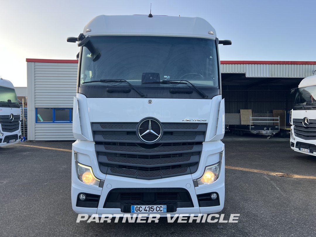 frontLeft : Mercedes Actros 1848 Cap tractor