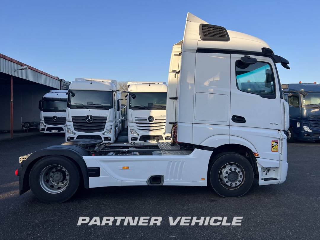 frontLeft : Mercedes Actros 1848 Cap tractor