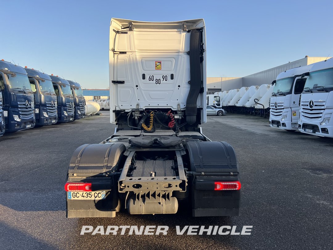 frontLeft : Mercedes Actros 1848 Cap tractor