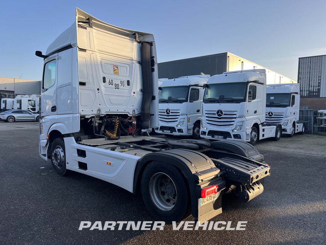 frontLeft : Mercedes Actros 1848 Cap tractor