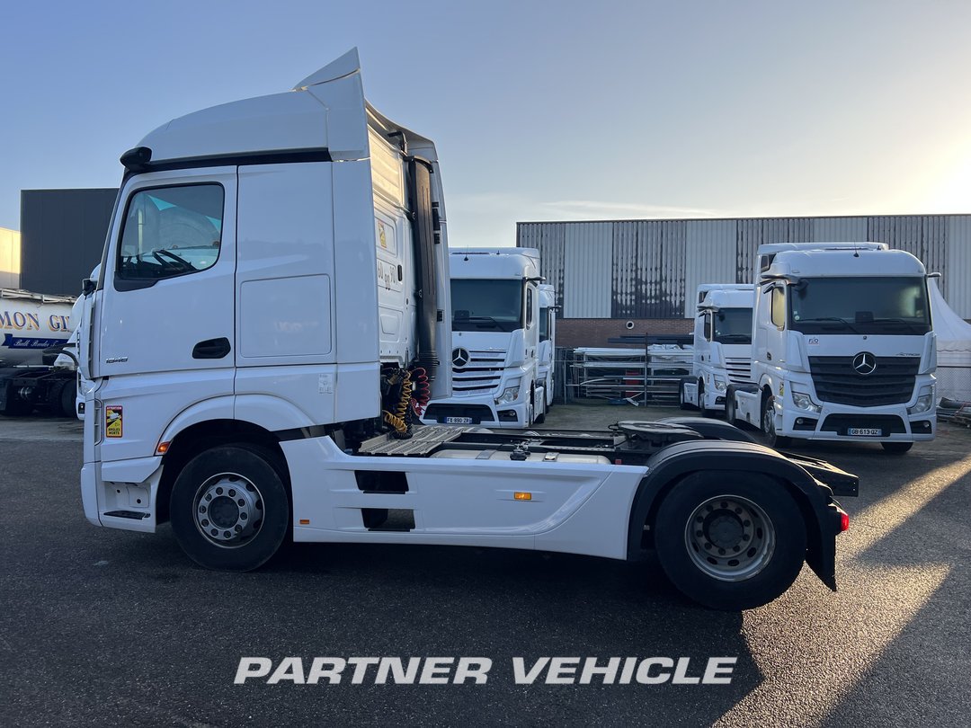 frontLeft : Mercedes Actros 1848 Cap tractor