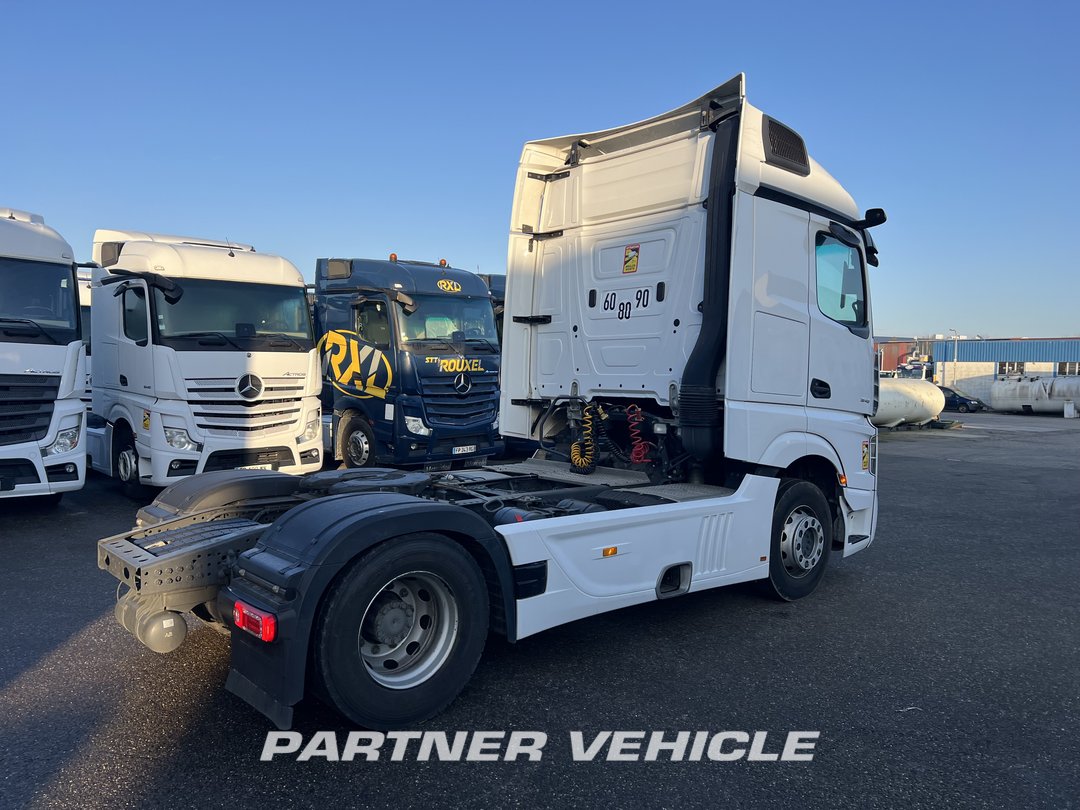 frontLeft : Mercedes Actros 1848 Cap tractor