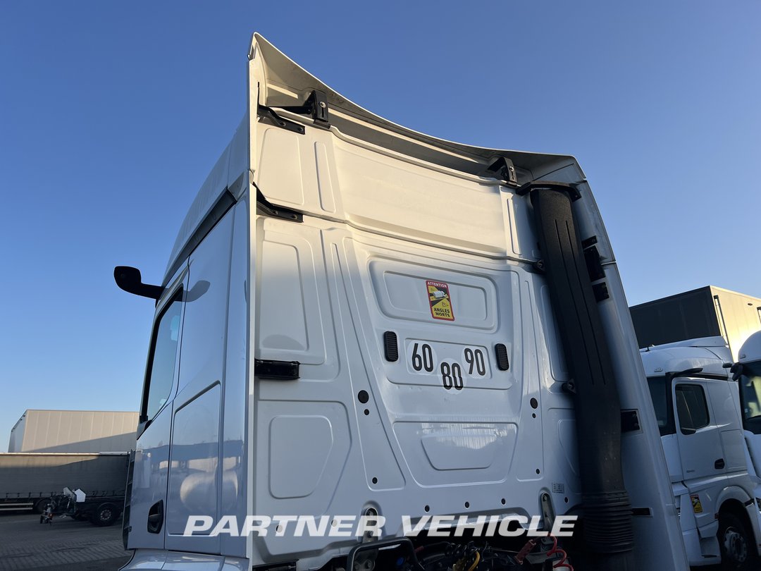 frontLeft : Mercedes Actros 1848 Cap tractor