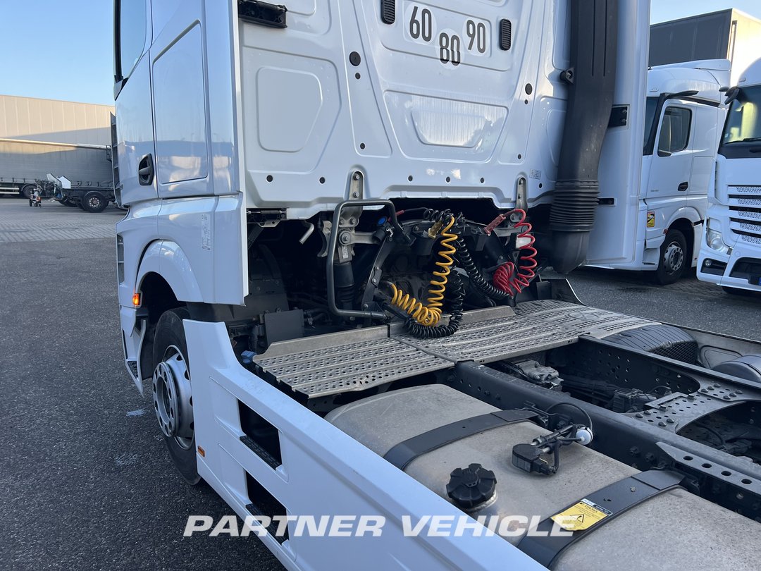 frontLeft : Mercedes Actros 1848 Cap tractor