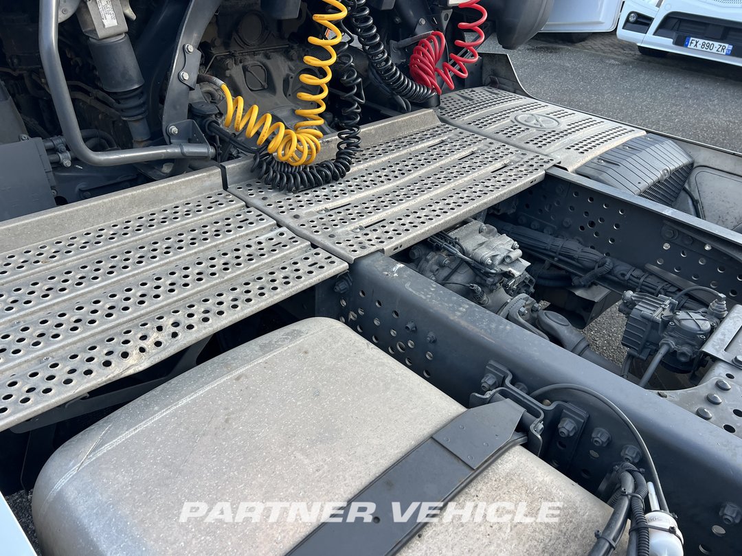 frontLeft : Mercedes Actros 1848 Cap tractor