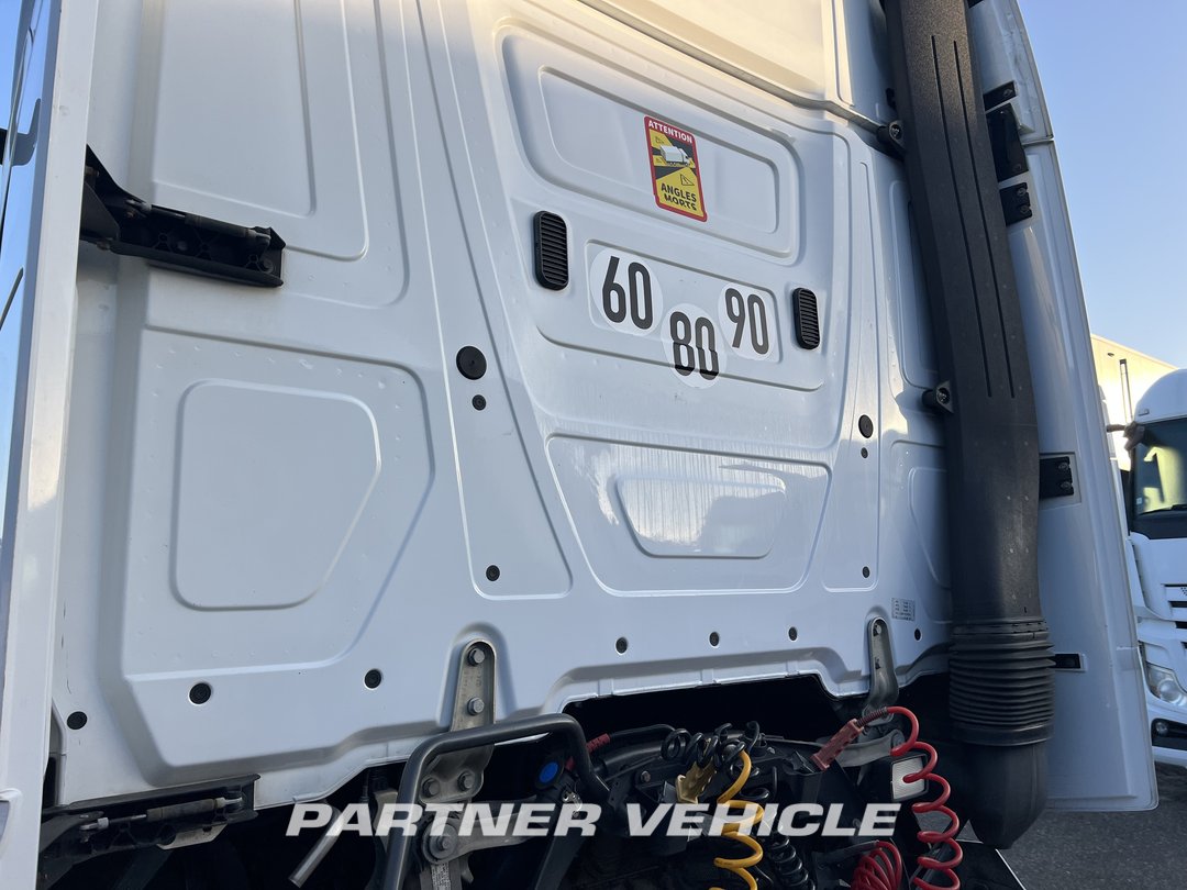 frontLeft : Mercedes Actros 1848 Cap tractor