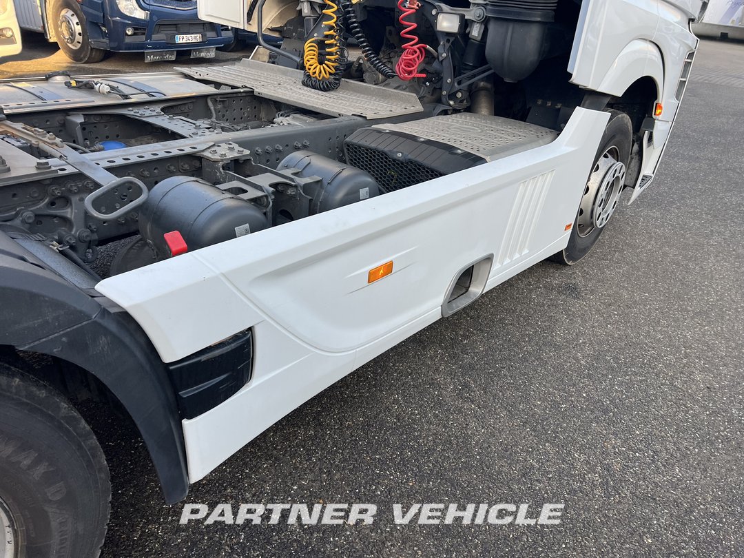 frontLeft : Mercedes Actros 1848 Cap tractor