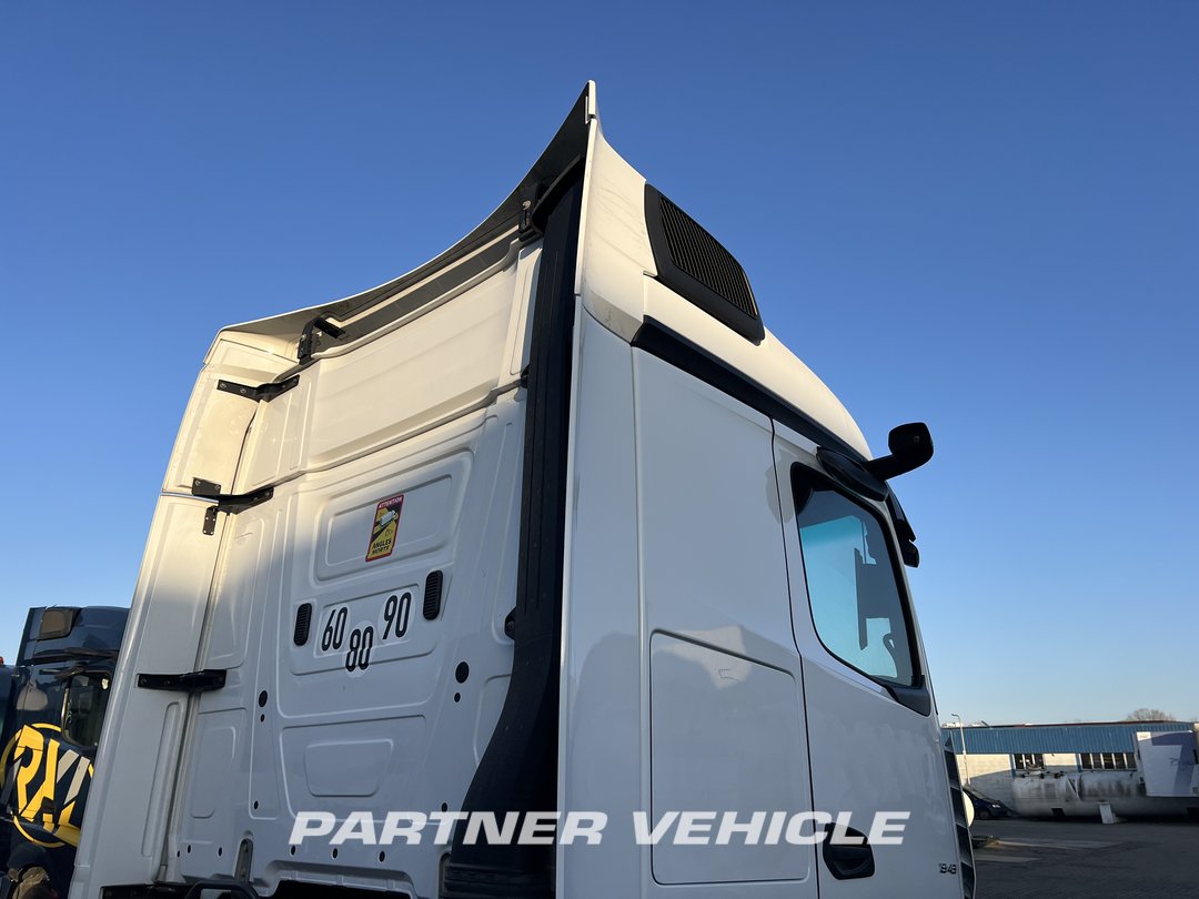 frontLeft : Mercedes Actros 1848 Cap tractor