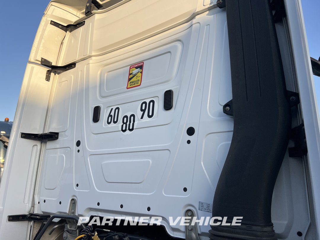 frontLeft : Mercedes Actros 1848 Cap tractor
