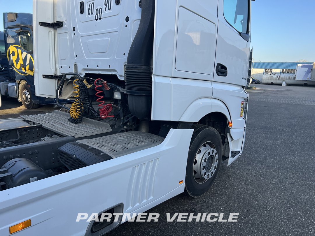 frontLeft : Mercedes Actros 1848 Cap tractor