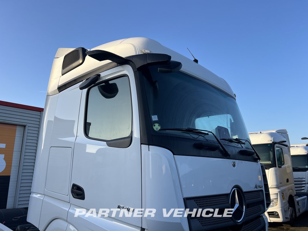 frontLeft : Mercedes Actros 1848 Cap tractor