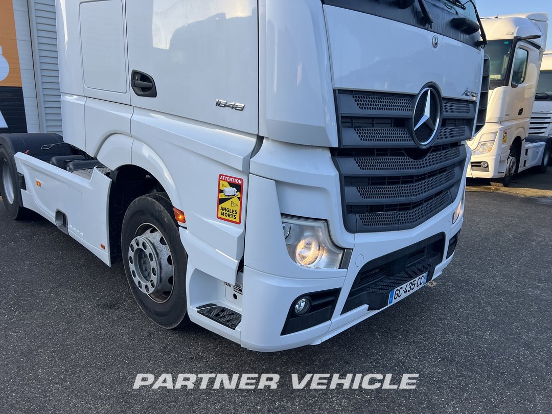 frontLeft : Mercedes Actros 1848 Cap tractor