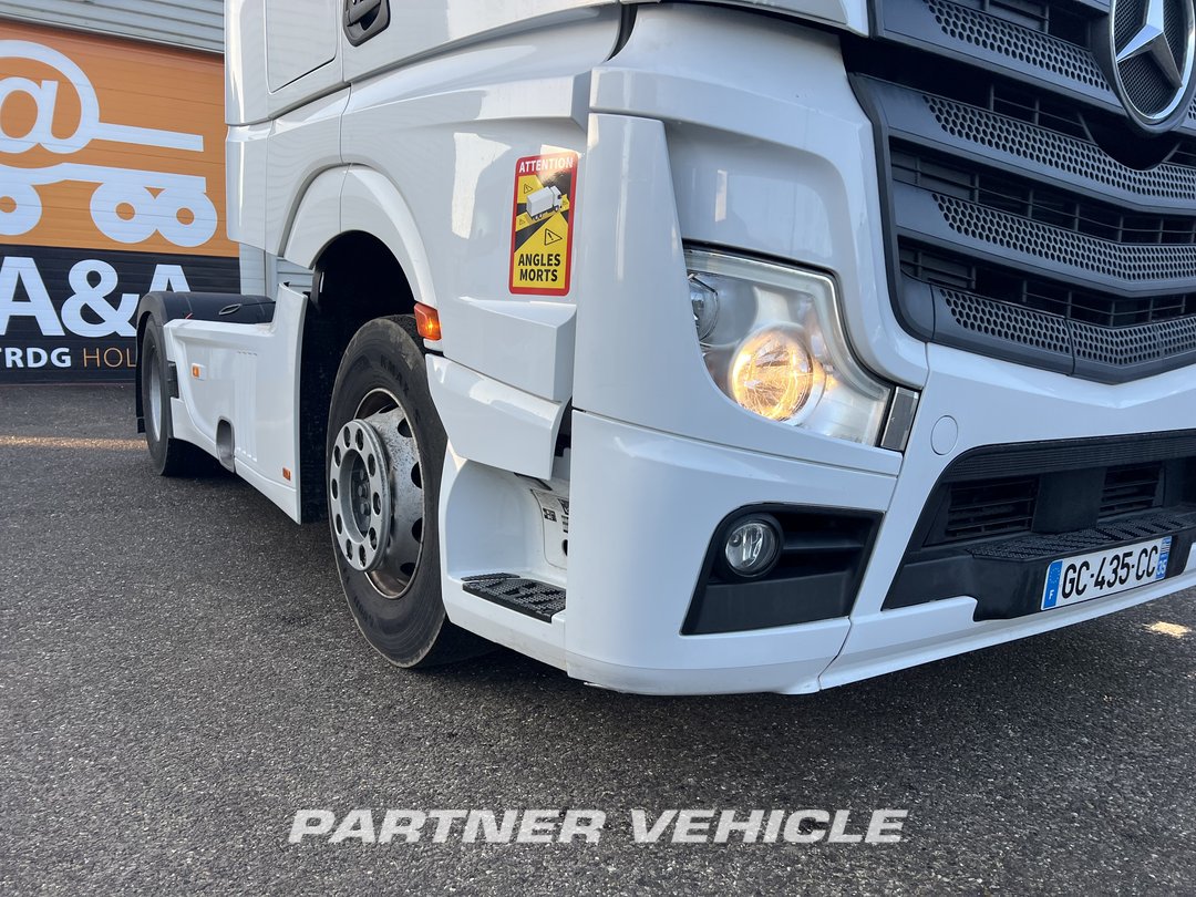 frontLeft : Mercedes Actros 1848 Cap tractor